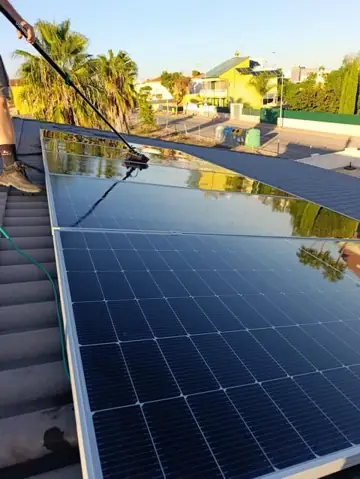 Limpieza de placas solares en La Vall d'Uixó, foto 1
