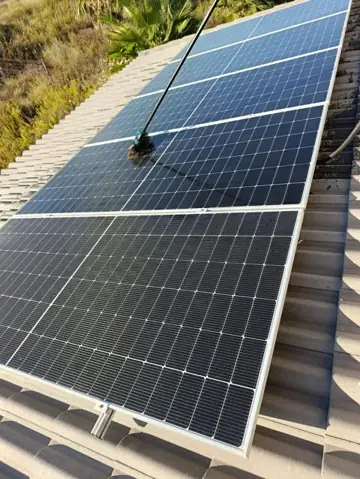 Limpieza de placas solares en La Vall d'Uixó, foto 2