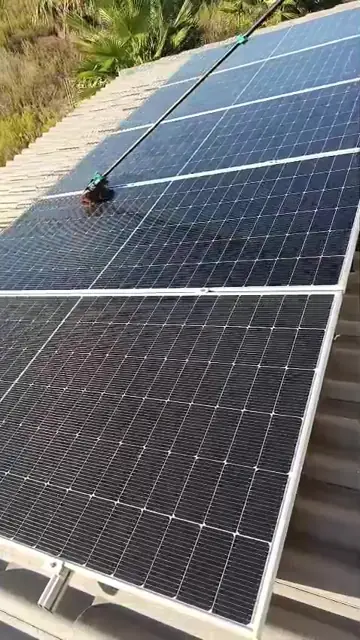 Limpieza de placas solares en La Vall d'Uixó