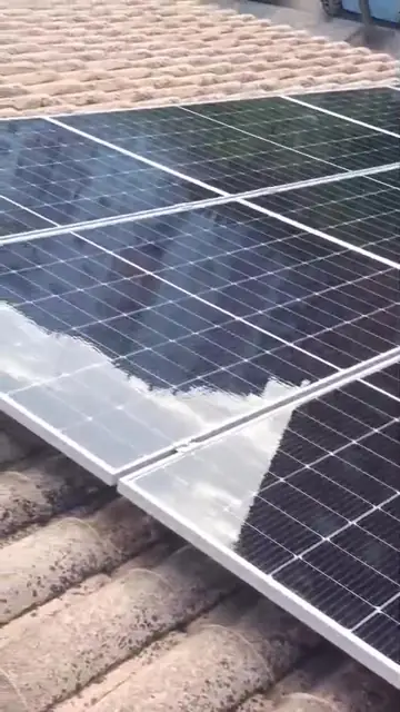 Limpieza de placas solares en La Malvarrosa, Valencia